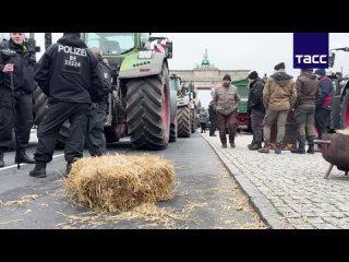 ▶️ Сотни фермеров со всей Германии перекрыли улицу в центре Берлина при помощи тракторов. Как передает наш корреспондент, акция