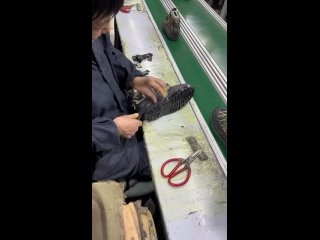 Проклеивание резиновой вставкой подошвы кроссовок - это процесс соединения резиновой подошвы с верхней частью кроссовок... (видео)