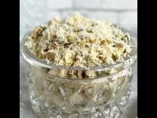 Салат с курицей, шампиньонами и маринованными огурчиками