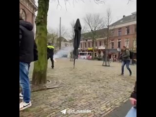 Антиисламские активисты, которых охраняла полиция, пытались сжечь Коран в центре нидерландского Арнема.