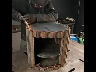 Как сделать интересную печь для гаража из старого радиатора.
