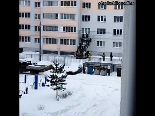 В Рязанской области девушка чуть не погибла, пытаясь спуститься с 3 этажа по удлинителю  Шокированны