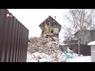 В Раменском городском округе, в селе Софьино сносят трехэтажное здание хостела, которое было незаконно построено в 2018 году.