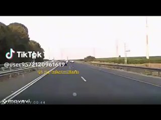 На кадрах видеорегистратора видно вчерашнее падение ракеты на шоссе номер 4 недалеко от Ашдода