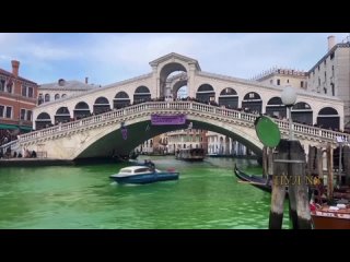 Итальянские экоактивисты окрасили воды Венеции в зеленый: «Воду окрасили флуоресцеином в знак протеста против отсутствия прогрес