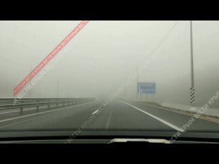 На трассе “Таврида“ и в Севастополе густой туман, водители вынуждены снижать скорость