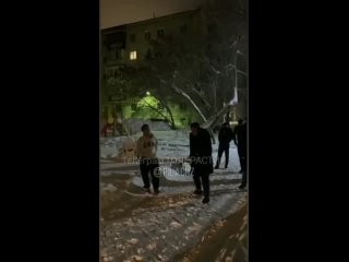 Видео 18+ 
В Челябинске пьяные дети мигрантов с палками и дубинками напали на ветеранов СВО во время Нового года