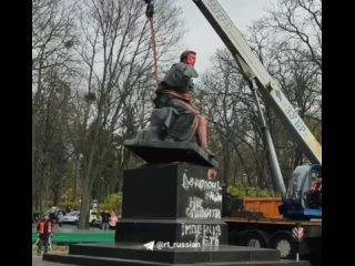 В Киеве снесли памятник Пушкину, который неоднократно оскверняли вандалы