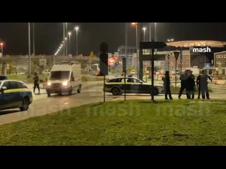 Аэропорт немецкого Гамбурга экстренно закрыт из-за замеченного там человека с оружием. На место подтягивается полицейское усилен