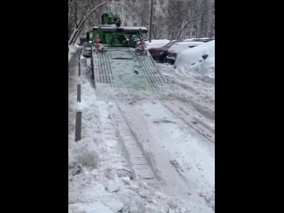 Когда на уборку снега буквально брошены все силы.