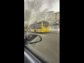 В Киеве на Троещине до тла сгорел троллейбус