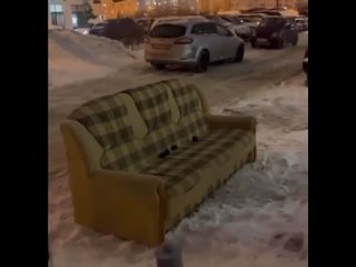 В Мытищах кто-то занимает себе парковочное место при помощи дивана.