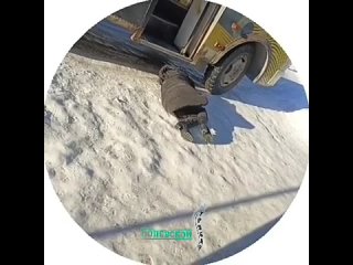 В Свердловской области кондуктор выбросила из салона женщину в снег. Перевозчик объяснил это тем, что пассажирка «описалась или