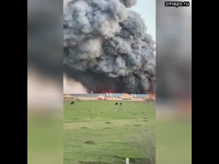 ️Серьезный пожар вспыхнул после мощного взрыва на крупнейшей птицефабрике Техаса Feather Crest Farm