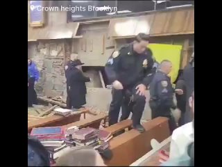 Бунт разворачивается по мере того, как полиция Нью-Йорка реагирует на обнаружение туннеля в Бруклинской синагоге