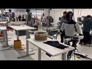 Вчера Илон Маск показал, как робот Tesla Optimus аккуратно складывает футболку после стирки.