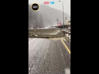 🇷🇺 Оползень сошёл на дорогу в Сочи и парализовал движение машин в районе горнолыжного курорта «Роза Хутор»