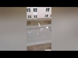 Из-за сильного ветра занятия в ДВФУ перевели в режим онлайн, в кампусе срывает фасады