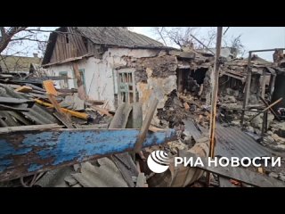 Ракетный удар ВСУ уничтожил частный дом в Буденновском районе Донецка, прямое попадание ракеты из РСЗО обрушило перекрытия, под