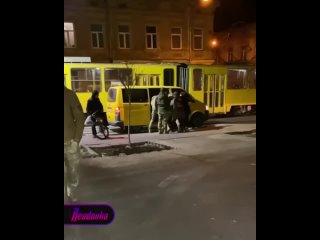 Битва за мужчину во Львове — женщины пытались отбить парня у военкомов