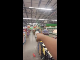 Теневая фигура в супермаркете