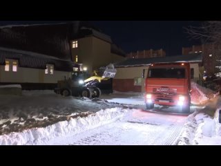 Коммунальщики устраняют последствия трёхдневного снегопада в Салехарде