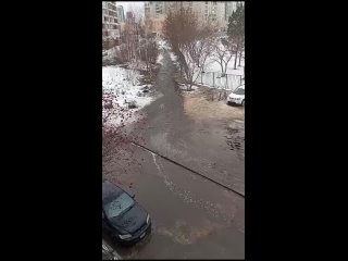 Комитет дорожного хозяйства направил технику на место прорыва, чтобы очистить дорогу на Братьев Кашириных.