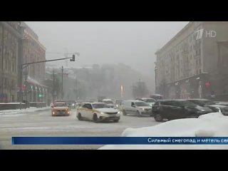 Сильный снегопад и метель снова накрывают Москву