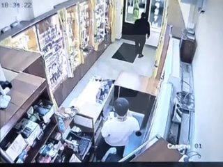 Покупатель попросил продавца показать ему нож, и с помощью этого же ножа ограбил магазин