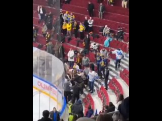 На матче ВХЛ в Самаре произошла драка хоккейных болельщиков