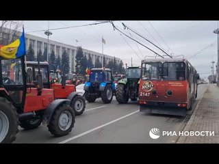 ️🇲🇩 Les agriculteurs de Chisinau en Moldavie poursuivent leurs protestations et ont amené du matériel agricole dans les rues cen