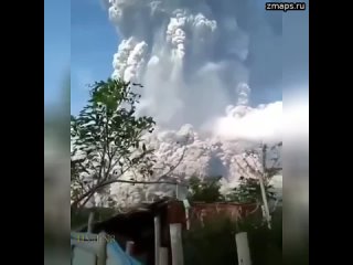 Вулканы во всем мире продолжают просыпаться один за другим - теперь начал извергаться вулкан Марапи