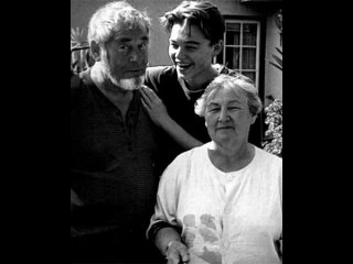 Леонардо Ди Каприо с бабушкой Еленой Степановной Смирновой и дедушкой Вильгельмом Инденбиркеном, 1994 год.