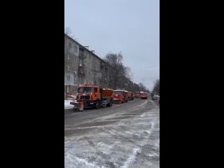 Город убирают от снега. Его выпало порядка 12 см.   Проезжие части к началу рабочего дня чистили автопоезда, благодаря... (видео)