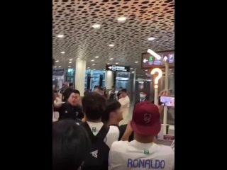 Счастье китайских болельщиков в аэропорту от прилёта Криштиану Роналду.