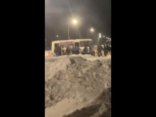 Пассажиры толкают автобус в Учхозе