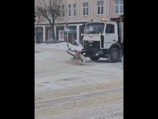 Коммунальщики продолжают снегоборьбу на улицах города