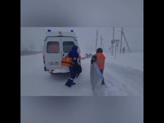 Медики сахалинской «скорой» несколько часов спасали пациента с инсультом при помощи снегохода МЧС