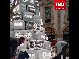 Эко-активисты испортили рождественскую инсталляцию GUCCI в Италии | События ТВЦ