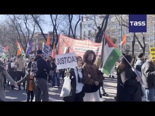 ▶️ 🇪🇸 Cientos de personas salieron a una protesta en el centro de Madrid exigiendo que cese el genocidio en Palestina y que Espa