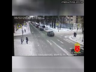 В Санкт-Петербурге очередной водятел газанул лишнего. Мужик благополучно влупился в тачку, ехавшую с