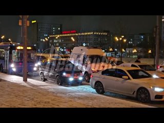 Пока Москву заносит снегом, столичные автомобилисты встали в пробках — ключевые транспортные артерии города остановились