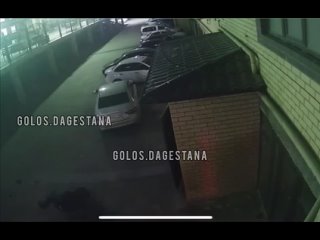 Видео момента убийства спортсмена Магомедрасула Мутаева в его дворе.2 раза в голову 1 раз в шею 1 раз в живот И 2 раза в но