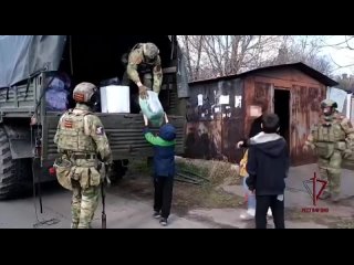 В ДНР росгвардейцы помогли маме с восемью детьми, потерявшим дом из-за действий ВСУ