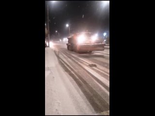 Этой ночью улицы Оренбурга от снега чистила 31 комбинированная дорожная машина