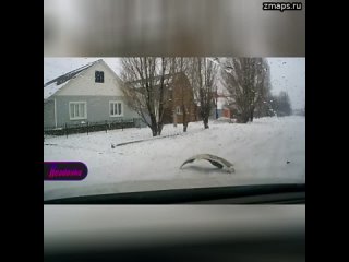 Под Оренбургом снегоход с ребенком без шлема на большой скорости врезался в машину — от удара пассаж