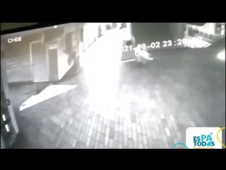 Мэр в Колумбии поделился видеозаписью нападения на охранника, похожего на полтергейста