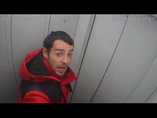 В Фокино пьяный мужчина устроил дебош в лифте и украл камеру наблюдения