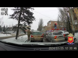 Гаишники в Макеевке сегодня помогли девушке на дороге
