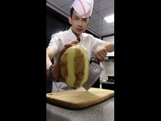 Повар демонстрирует мастерское владение ножом на картофелине